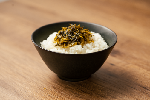 高菜とご飯の入った黒い茶碗
